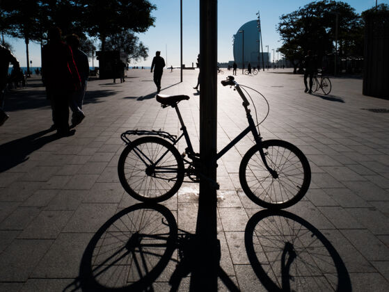 日落自行车的轮廓贴在柱子上城市自行车娱乐