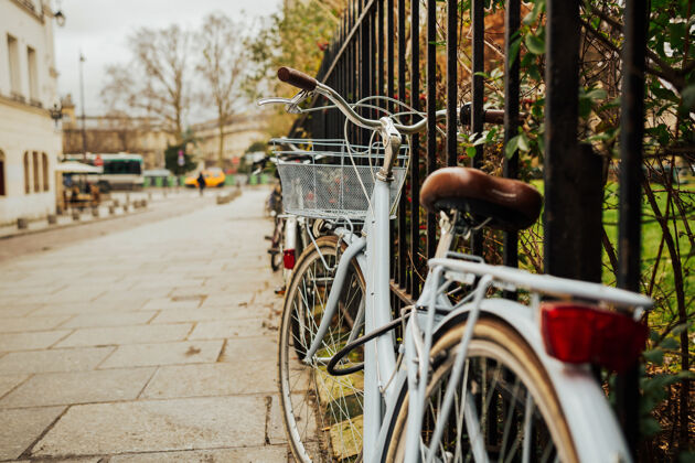 交通城市里停着一辆白色的自行车道路自行车车辆