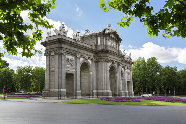 发现阿尔卡拉广场的独特景观 后面是雷蒂罗公园它很有名马德里城的地方马德里雄伟首都