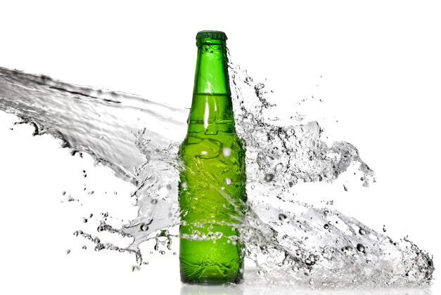 运动绿色啤酒瓶与水飞溅隔离在白色滴明亮饮料