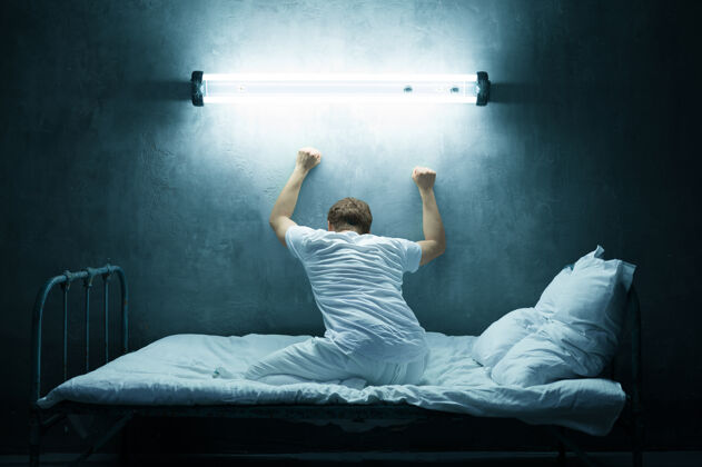 幽灵精神病患者独自躺在床上 漆黑一片房间每晚都有问题的人 抑郁和压力 悲伤 精神病院脸疯狂精神
