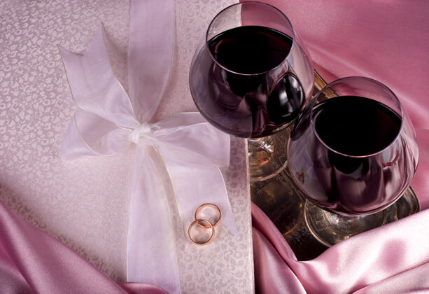 约会情人节天礼物盒子 鲜花 酒杯 粉色背景浪漫周年纪念花