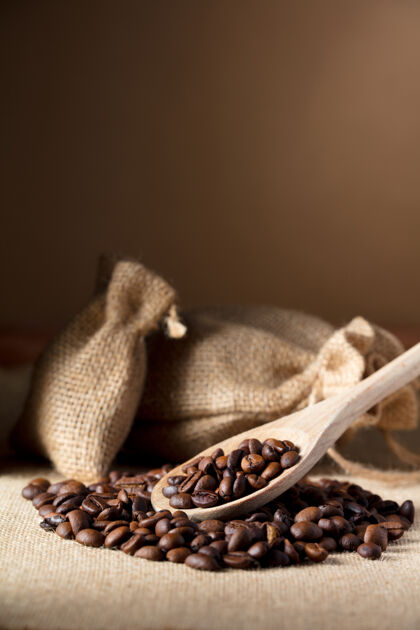自然咖啡 放在木勺上 用拉菲布袋配料芳香烤