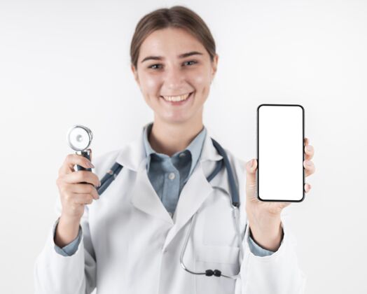 医疗拿着智能手机模型的女医生医院药房医生