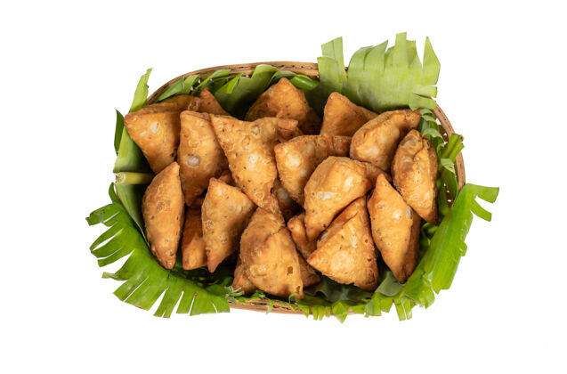 美食印度特色传统街头美食素食者萨莫萨或萨姆萨开胃菜辛辣三角形