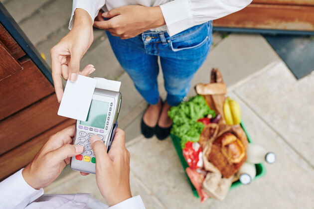 乳制品女性顾客用信用卡支付杂货订单的特写图片食物成人亚洲