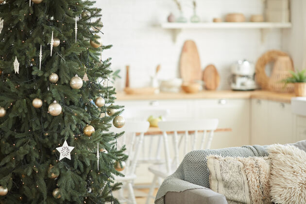 舒适圣诞树装饰与美丽的玩具和球在房间里杉树家庭房间圣诞装饰