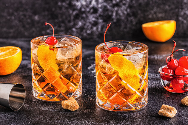 威士忌老式鸡尾酒配樱桃和橘子汁 选择性聚焦朗姆酒酒吧时尚