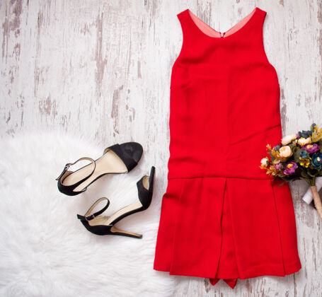周末红裙子 黑鞋子和花束木底皮草 时尚概念 顶视图花束假日时尚