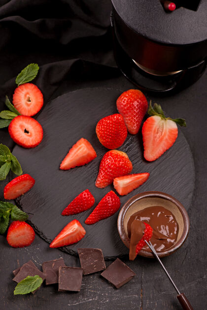 食物平铺与巧克力覆盖草莓灰色背景组成糖棕色草莓