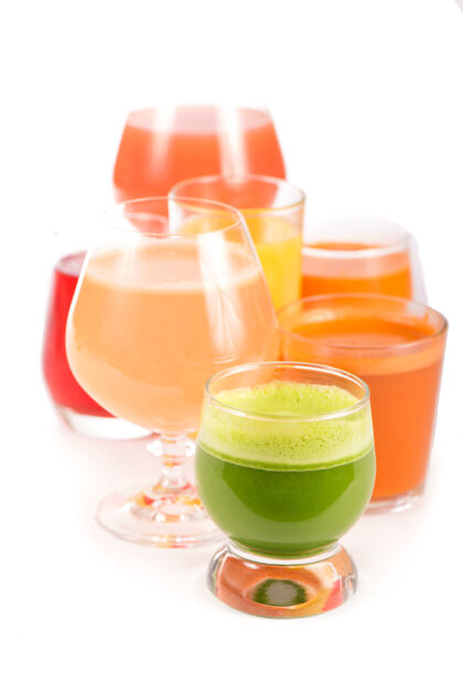 蔬菜玻璃杯里有新鲜的有机蔬菜和果汁 隔离在白色上甜菜排毒背景