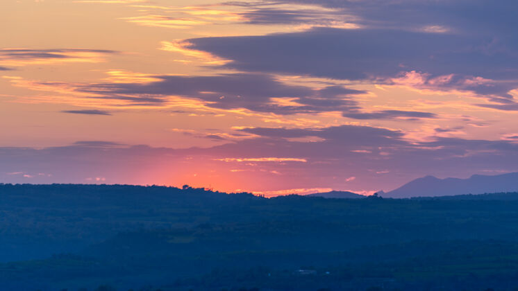 惠斯卡西班牙山上日落的风景阿拉贡风景天空
