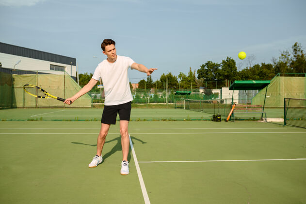 球男子网球运动员在户外用球拍击球court.活动健康的生活方式 体育比赛 球拍健身训练年轻球员网球