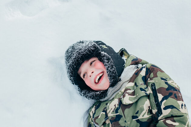 帽子特写一张躺在雪地上的笑脸特写孩子手套