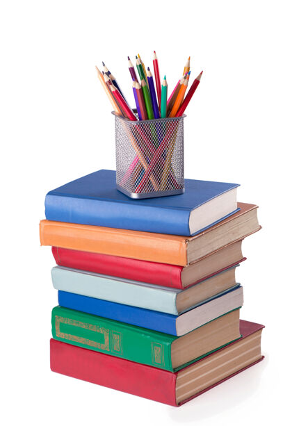 大学一堆旧书和彩色铅笔孤零零地贴在白色的纸上打开文学模糊