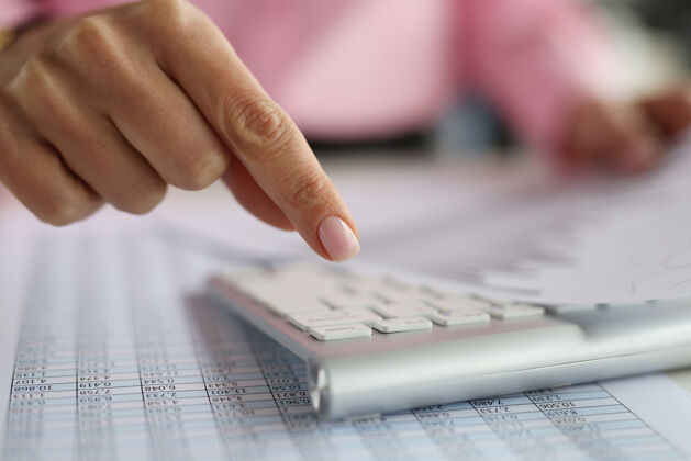 空缺女人的手指放在电脑键盘上 里面有财务文件指标.会计服务理念远程经济报告