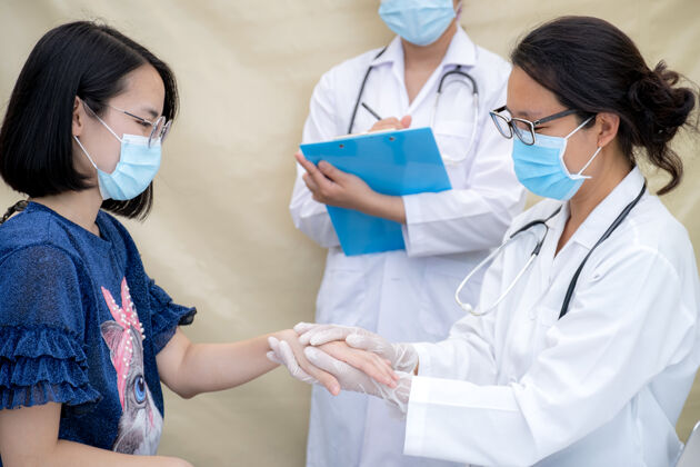 治疗医生握着一只手鼓励病人耐心还有解释健康检查结果和保健方法老年人冠状病毒护士