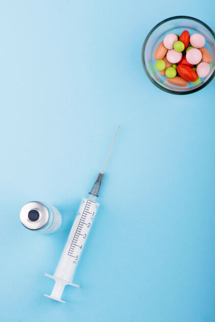 药物注射器和药片在桌上 医疗用品在桌上护理医院片剂