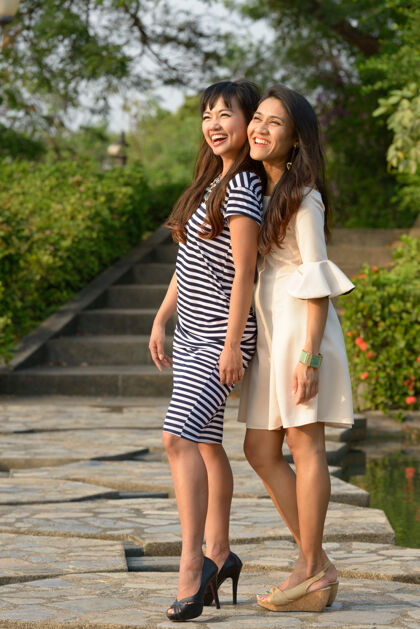 女同性恋两位亚洲年轻女性在公园户外放松的写真风景泰国女性