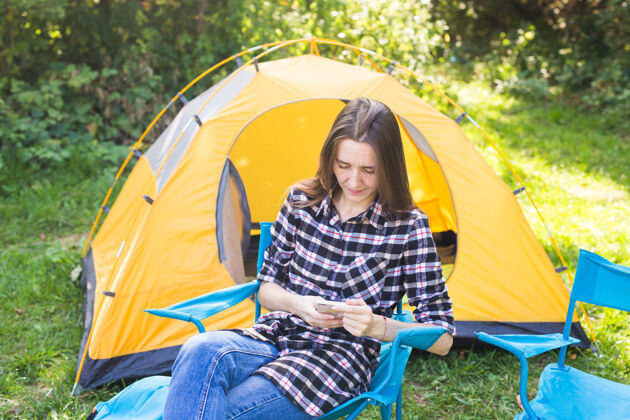 白天夏天 远足 旅游和自然概念-年轻女子坐在帐篷附近女人野营女人