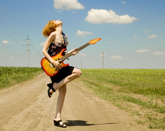 成人乡村吉他摇滚女孩女性长相黄色
