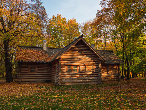 小屋秋天的旧木屋森林莫斯科科洛门斯科耶的彼得一世之家怀旧享受舒适