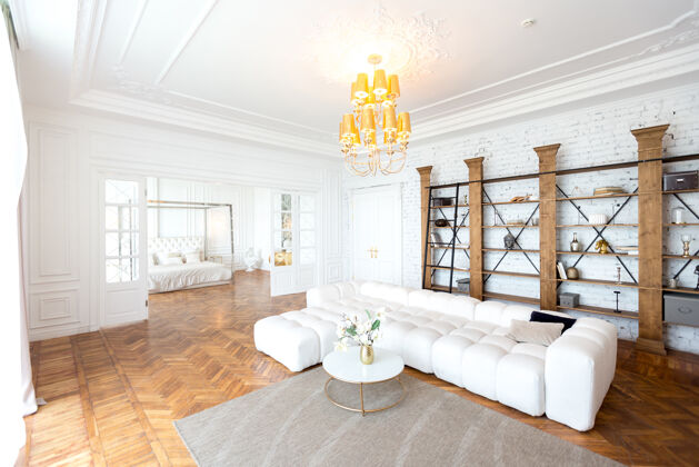 公寓豪华宽敞明亮的两居室的现代室内公寓白色墙壁 豪华昂贵的家具 拼花地板和白色内门休息舒适房间