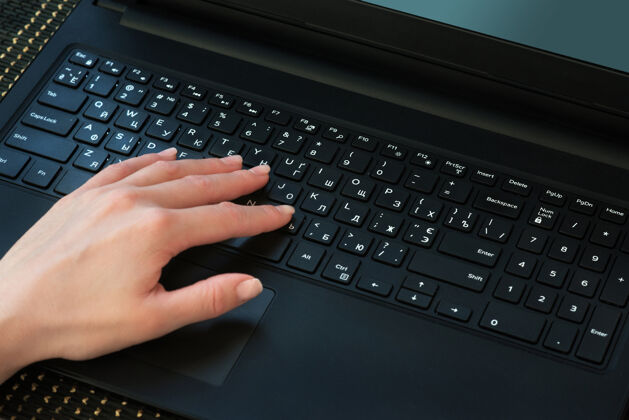 输入女性在家工作时手拿笔记本电脑钥匙按键女性通信