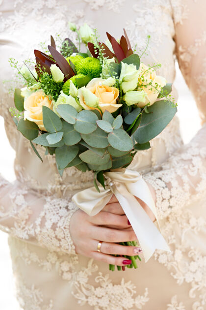 花束新娘手中的婚礼花束花仪式新娘