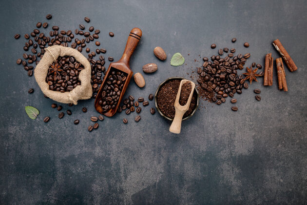 风味烤咖啡豆配上咖啡粉和美味的配料 在黑暗的石头上煮出美味的咖啡巧克力香料豆类