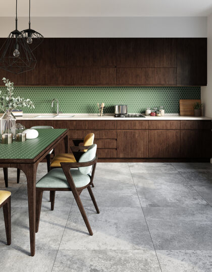 3d厨房内部有六角形绿色马赛克后挡板和灰色瓷砖地板桌子椅子瓷砖