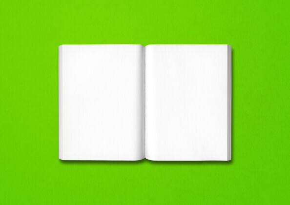 记事本在绿色背景上打开一本孤立的书空白空间复印空间教科书