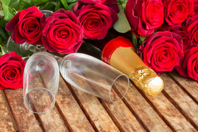 香槟情人节新鲜的深红色玫瑰和几杯香槟酒婚礼葡萄酒吐司