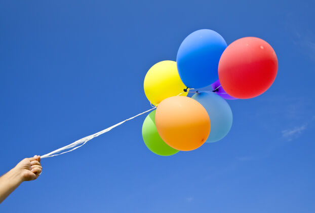 表演手持五彩气球的女性女同性恋天空节日