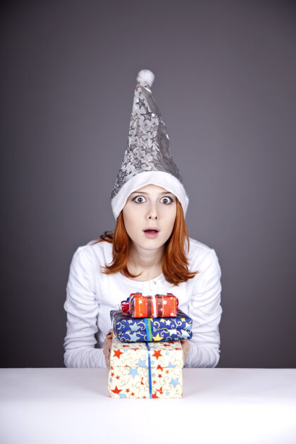 内衣一个戴着圣诞帽的红发女孩惊喜地拿着礼物盒帽子圣诞老人快乐