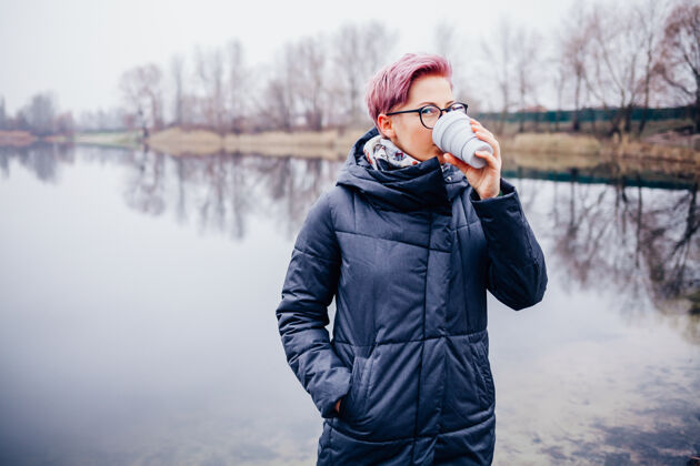 早餐年轻女子在湖边喝咖啡饮料女性湖泊