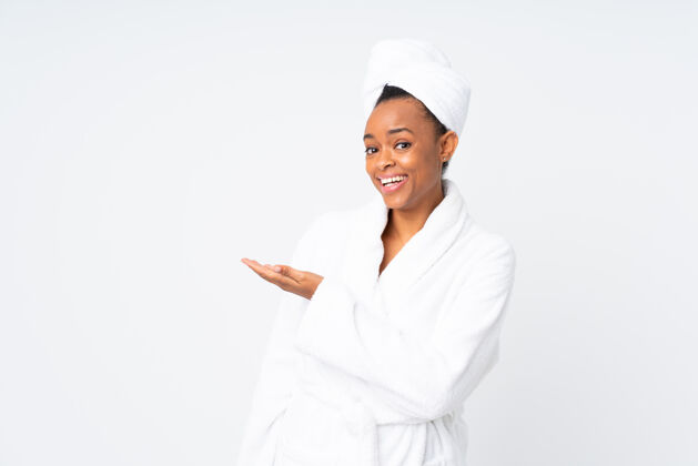 浴袍一位身穿浴衣的非洲裔美国妇女向侧面伸出双手 欢迎前来健康长袍健康