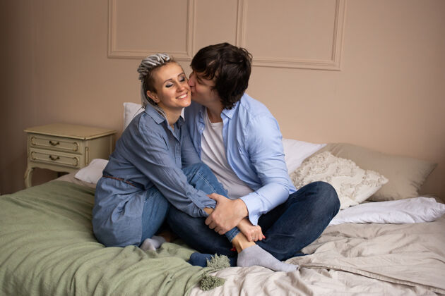 房子夫妻俩在卧室里坐在床上拥抱爱床卧室