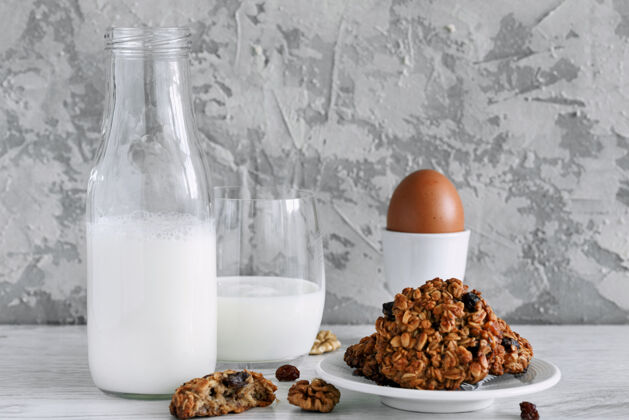 传统早餐时放在桌上的牛奶和燕麦片饼干早餐钙儿童