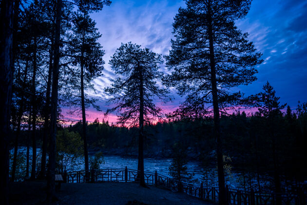 自然森林和河流景观日落在芬兰 斯堪的纳维亚徒步旅行目的地风景日落