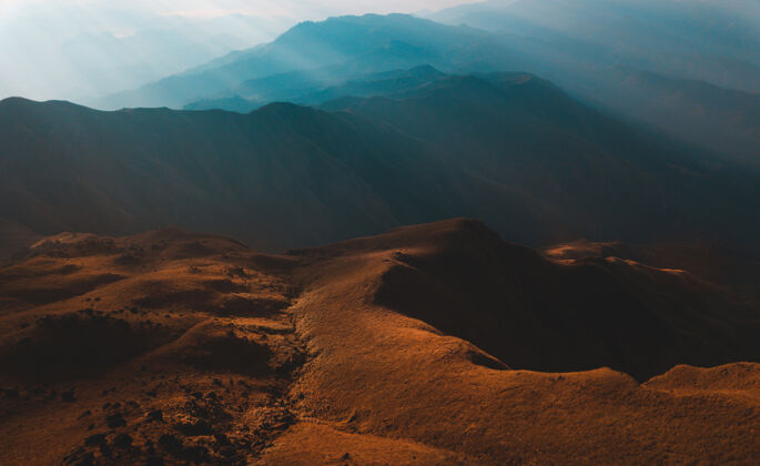 山穆拉伊特陶昂金色的晨光和薄雾笼罩在缅甸的穆拉伊特山上雾光峰