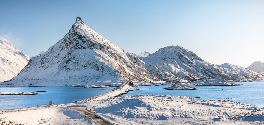 悬崖弗雷德万桥在一个阳光明媚的冬天白天洛弗顿岛屿 挪威岩石洛弗顿雪