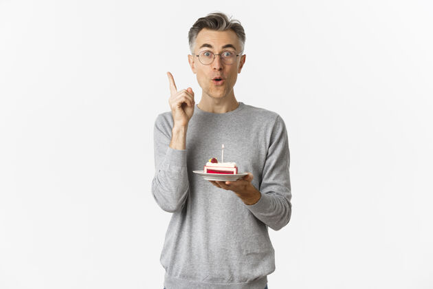 毛衣快乐中年人的画像 庆祝生日成人男孩蛋糕
