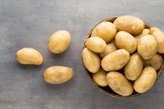 食品新的土豆在碗里 灰色的桌子复制空间农业马铃薯