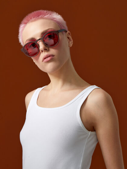太阳镜正面特写的粉红色短发少女肖像姿势女人时尚