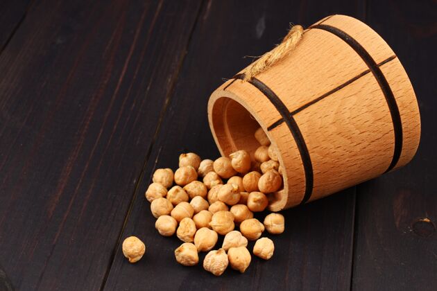 碗鹰嘴豆在木桶里豌豆表面特写膳食生的蛋白质