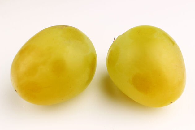浆果白色表面上的白色葡萄葡萄水果簇