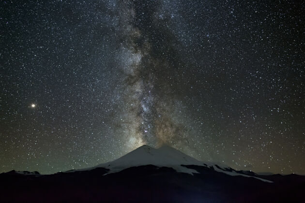 天空夜晚银河系的星星在厄尔布鲁斯山上空自然山风景