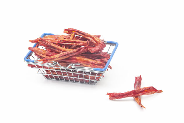 辣椒在一个白色表面上的市场篮子里的红辣椒市场消费者口味