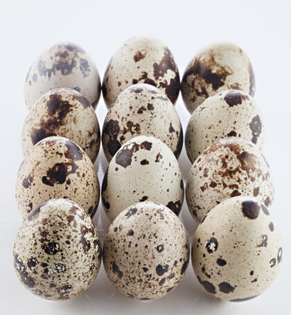 食物把鹌鹑蛋放在白色的表面上新鲜有机自然